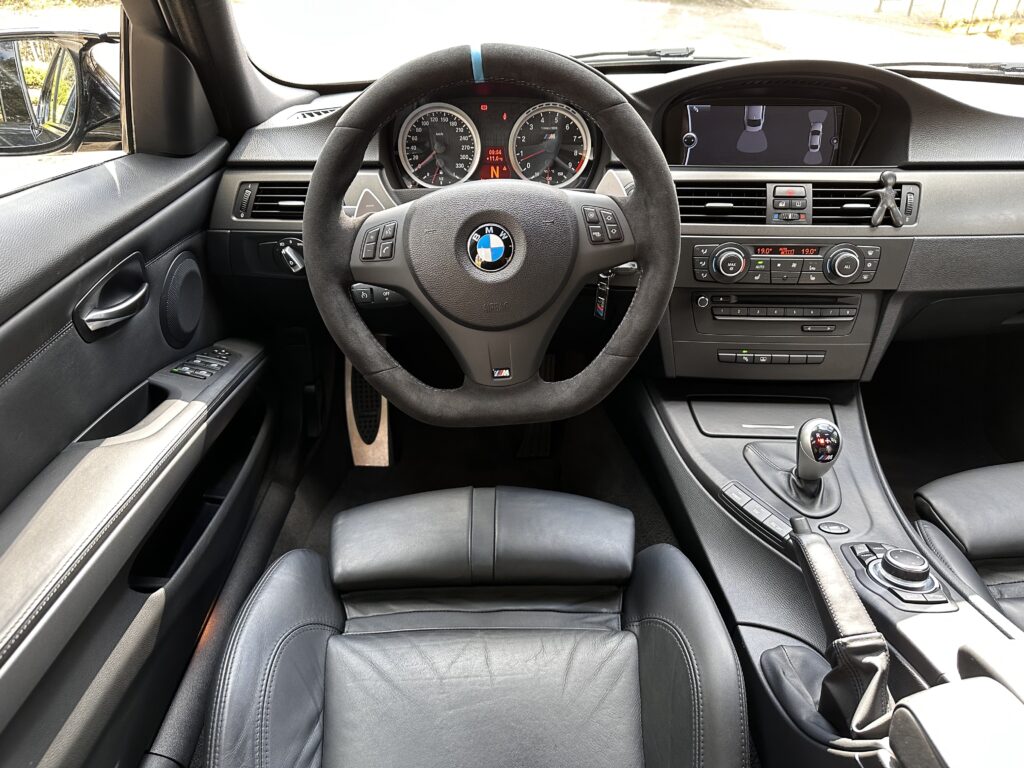 Czyste wnętrze samochodu marki BMW