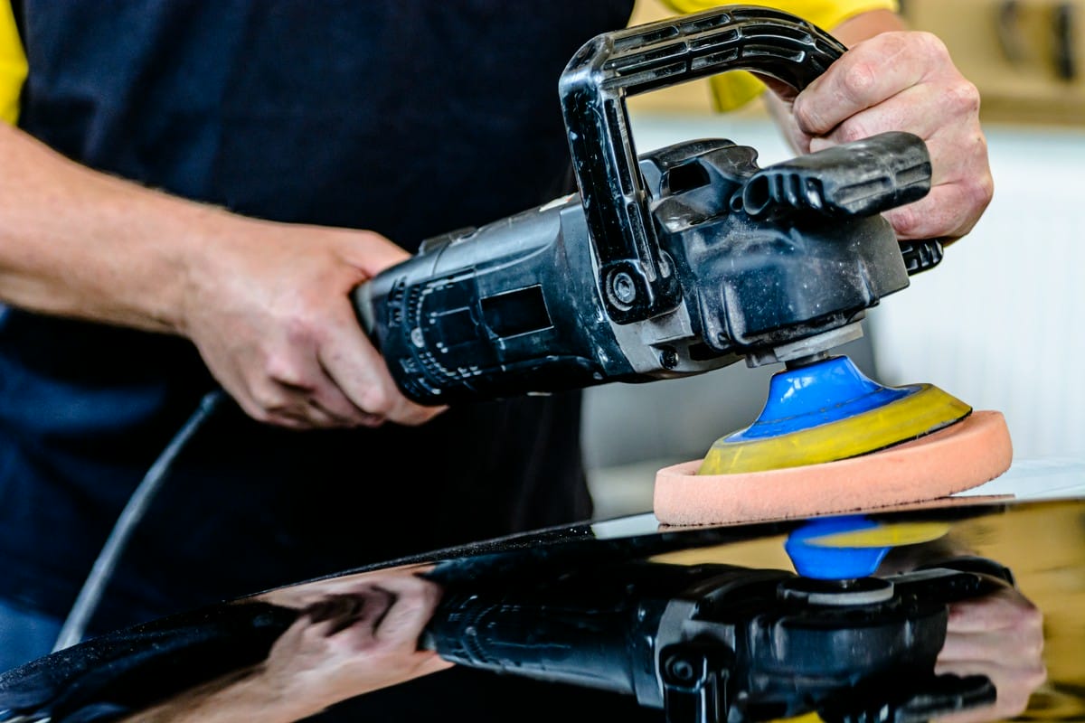 Jak przywrócić blask wyblakłemu lakierowi samochodowemu?