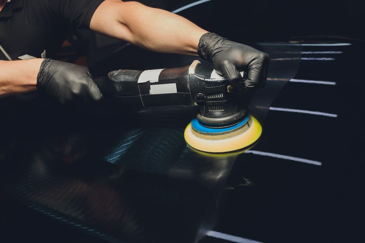 Na czym polega profesjonalna renowacja lakieru samochodowego?